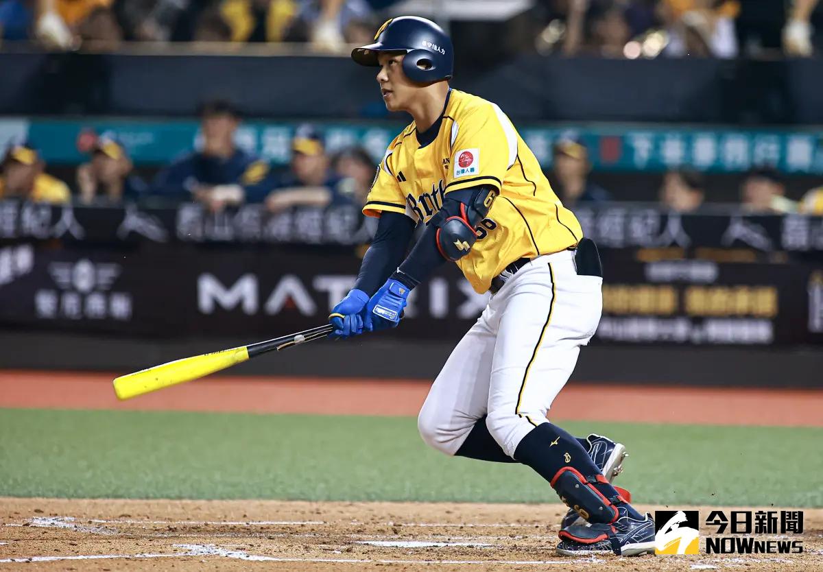 ▲黃韋盛是中信兄弟近2年積極陪養、有望接班中心打者的新生代好手，本戰貢獻4安打、2分打點，成為致勝功臣，也獲選為賽後MVP。（圖／記者葉政勳攝 , 資料照）