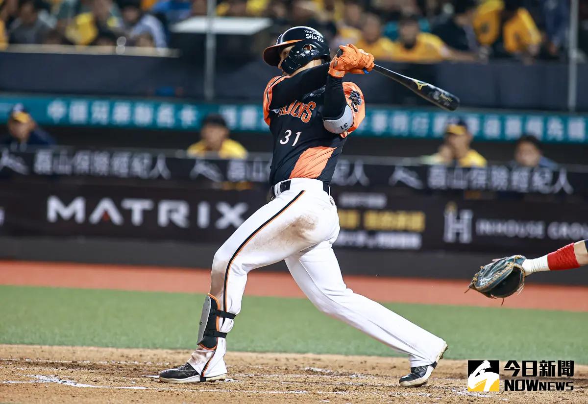 ▲統一獅捕手林岱安敲出超前轟，加上胡金龍代打建功，終場獅隊以5：2逆轉擊敗樂天桃猿。（圖／記者葉政勳攝）