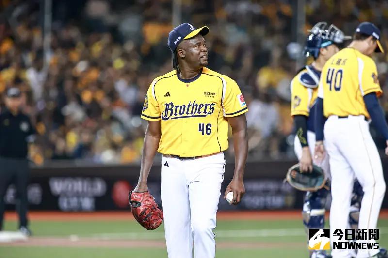 ▲中信兄弟先發投手德保拉因傷逕行退場，引發熱議，球團也將討論懲處。（圖／記者葉政勳攝 , 資料照）