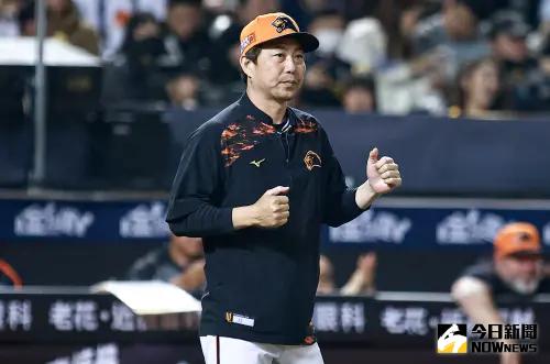 影／統一獅全隊齊看古林睿煬完封勝！餅總開心歡呼　網友：變喜餅
