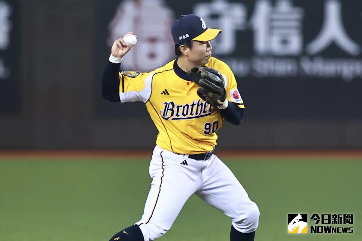 ▲中信兄弟游擊手江坤宇昨戰錯失潛在的雙殺機會，平野惠一認為那不是失誤，但也坦言江坤宇還有很多進步空間。（圖／記者葉政勳攝）