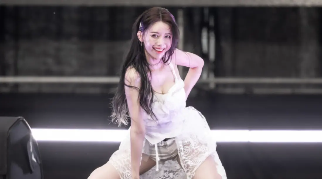 ▲李雅英（如圖）近日衰捲「坐大腿」風波，今（29）日稍早她登上高雄櫻花節表演，事件後首度露面，演出完畢後婉拒媒體訪問，不免讓人擔心她的現況。（圖／寬寬整合行銷提供）