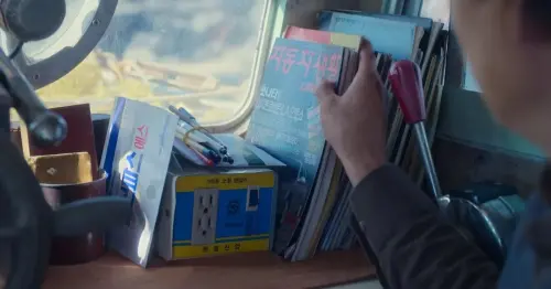 ▲寬植的漁船上除了放痠痛貼布外，還放了一本汽車雜誌。（圖／Netflix）