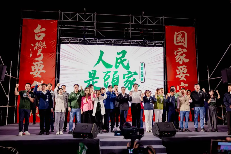 ▲「人民是頭家」開講移師高雄，行政院長卓榮泰率行政團隊宣講施政方向，高雄市長陳其邁、民進黨秘書長林右昌以及高雄隊立委上陣，面對面向人民報告。(圖／民進黨高雄市黨部提供)