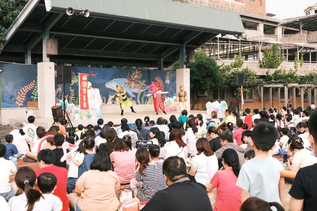▲高雄市前鎮區明孝里里長林浤澤今天下午在佛公國小舉辦兒童節派對，並與在地劇團合作，希望能為地方的文化和創意盡一份心力。（圖／明孝里里長林浤澤提供）