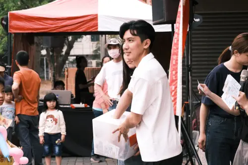 ▲高雄市前鎮明孝里里長林浤澤今天下午在佛公國小舉辦兒童節派對,和許多大朋友、小朋友一起歡度兒童節。(圖/明孝里里長林浤澤提供) ▲高雄市前鎮明孝里里長林浤澤今天下午在佛公國小舉辦兒童節派對,和許多大朋友、小朋友一起歡度兒童節。(圖/明孝里里長林浤澤提供)