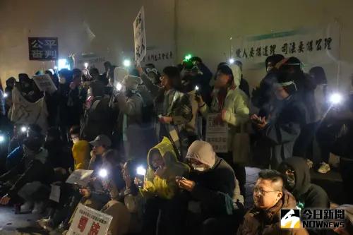 ▲小草聚集北所前要求讓民眾黨前主席柯文哲戒護就醫。（圖／記者呂炯昌攝，2025.03,29）