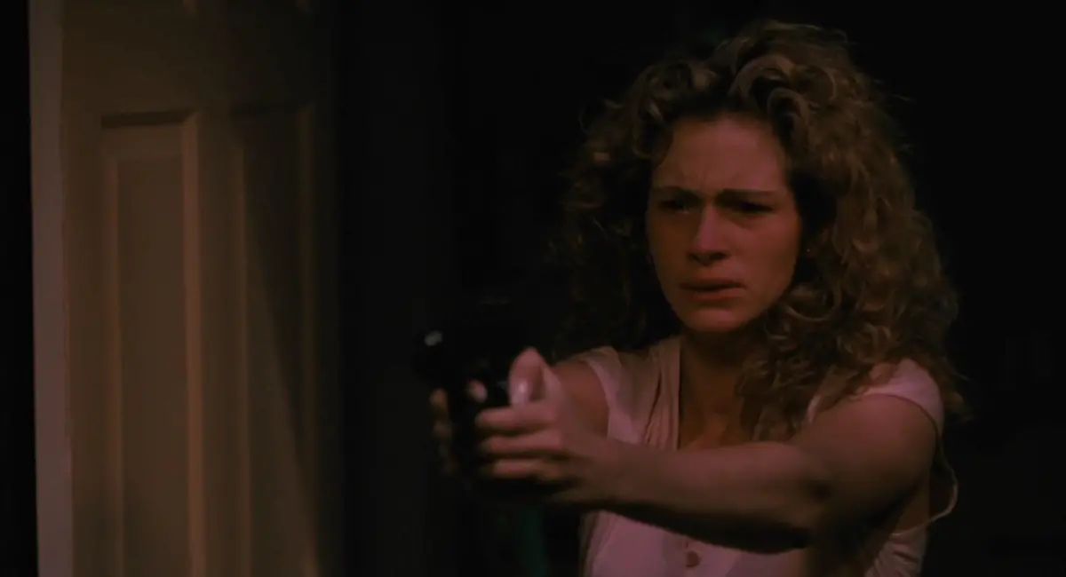 ▲中外電影中的家暴男，常常是死路一條。茱莉亞羅勃茲當紅時主演的《與敵人共枕》熱賣，使「家暴」成為熱門話題，她在片中就是獨自解決家暴男。（圖／摘自IMDb)