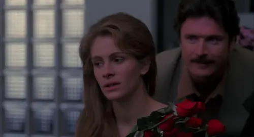 ▲茱莉亞羅勃茲(左)《與敵人共枕》中被會對她施暴的丈夫傷害，不惜假死脫離他的控制。（圖／摘自IMDb)