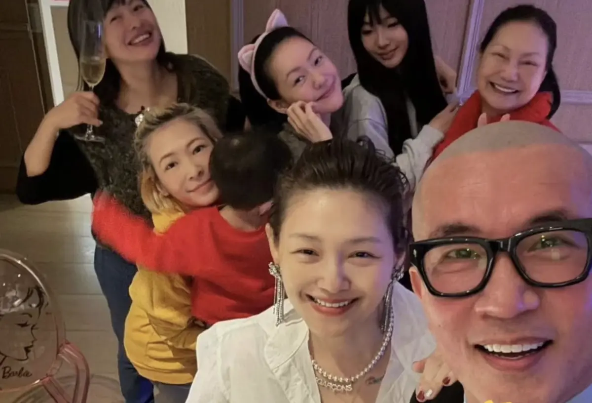 ▲Makiyo（左二）年初曾帶孩子和大Ｓ（左四）、小S（左三）、S媽（右二）等聚會，大S之後在日本病逝。Makiyo發文懷念大S，稱她是貼心的姐姐，也透露兩人曾經在颱風時出去外面奔跑、尖叫，弄得渾身濕透。（圖／摘自IG）