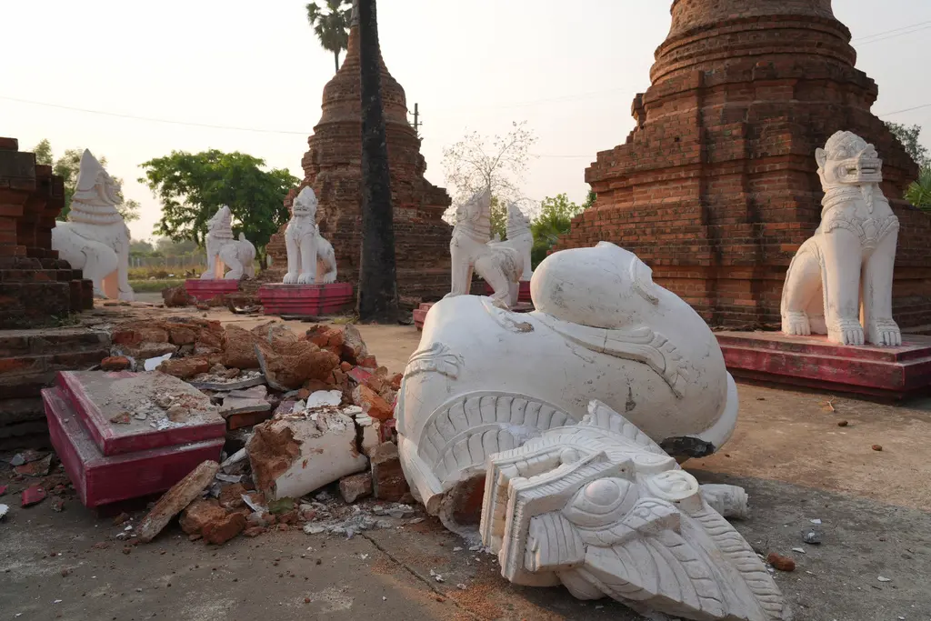 ▲緬甸28日發生強震，震源深度10公里，震央鄰近緬甸中部城市曼德勒，造成當地許多佛寺受損。（圖／美聯社／達志影像）