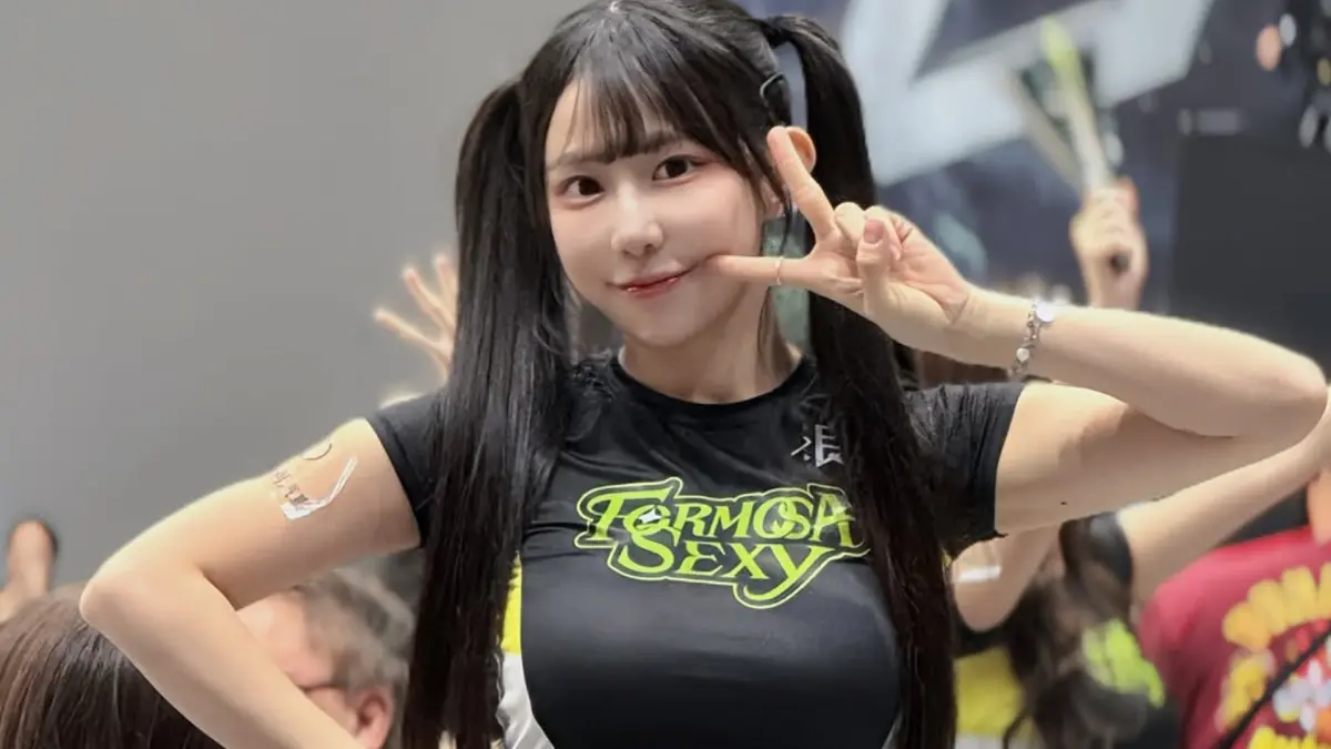 ▲梓梓上傳一系列在場上應援的照片，沒想到裙子疑似太短，導致她一轉身，屁股蛋就被看光，引來超過2.6萬人按讚朝聖。（圖／梓梓IG）