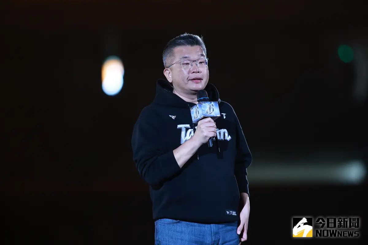 ▲蔡其昌以中職會長身份擔任開幕戰開場致詞，一度哽咽，並感謝球迷們都回來了。（圖／記者葉政勳攝）