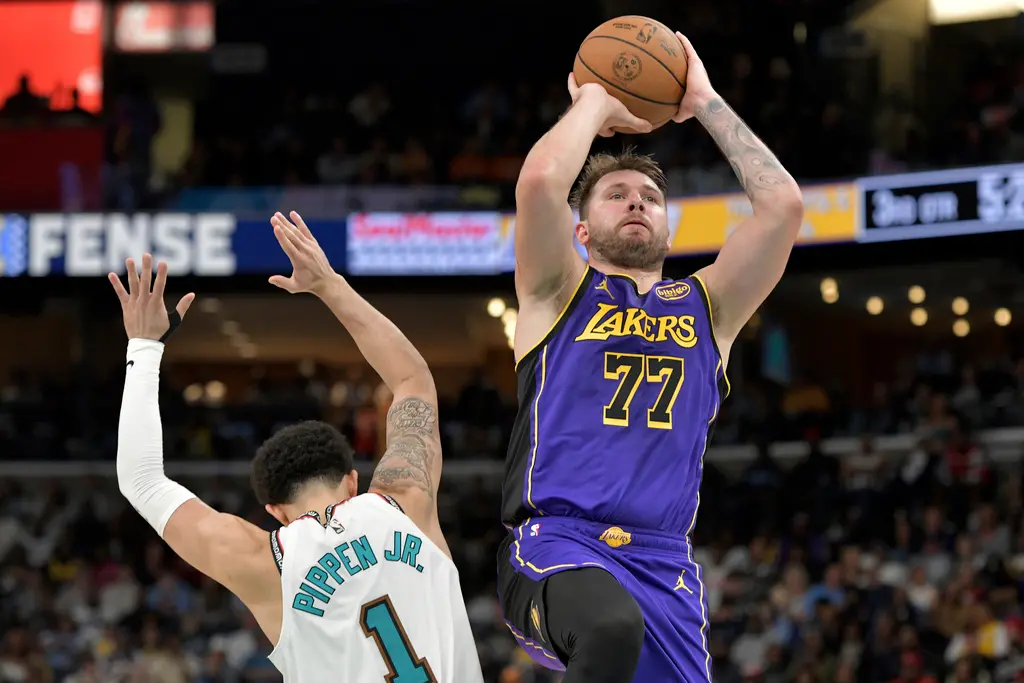 ▲洛杉磯湖人隊今日對決曼菲斯灰熊隊，湖人三大主力挺身而出，LeBron James、Luka Doncic與Austin Reaves聯手砍分，最終以134：127驚險奪勝，成功卡位西區第四。（圖／美聯社／達志影像）