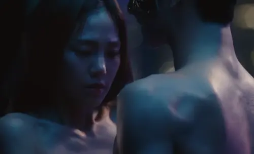 ▲雪莉（左）和金秀賢在《REAL》演激情裸戲，卻沒得到好的迴響，心理受到很大的傷害。（圖／摘自YouTube）