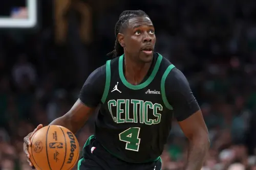 波士頓塞爾提克今(30)日在主場以121:111擊敗聖安東尼奧馬刺,豪取8連勝。然而,比賽過程中Jrue Holiday的手部傷勢再度引發關注,特別是他的小指狀況,可能會影響球隊在季後賽的競爭力 ▲據《ESPN》透露,波士頓塞爾提克隊已經與波特蘭拓荒者達成交易,將Jrue Holiday送往拓荒者,換來Anfernee Simons以及兩個次輪選秀權,這筆交易的促成也讓拓荒者成功重新獲得Jrue Holiday。(圖/美聯社/達志影像)