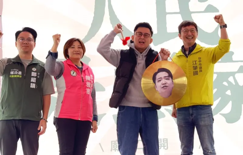 ▲新北市議員卓冠廷到台中，與台中市議員們一起為罷免行動助講。（圖／罷團「敲羅行動」提供，2025.03.30）