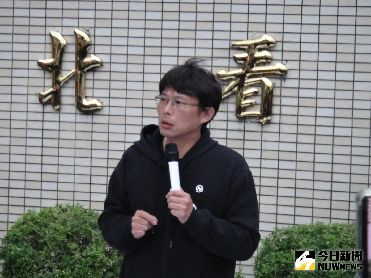 ▲民眾黨主席黃國昌一早到北院聽庭，過程讓他痛批像是黑道恐嚇，「台灣的司法，何時墮落至如此不堪的境地？」。（圖／記者呂炯昌攝）