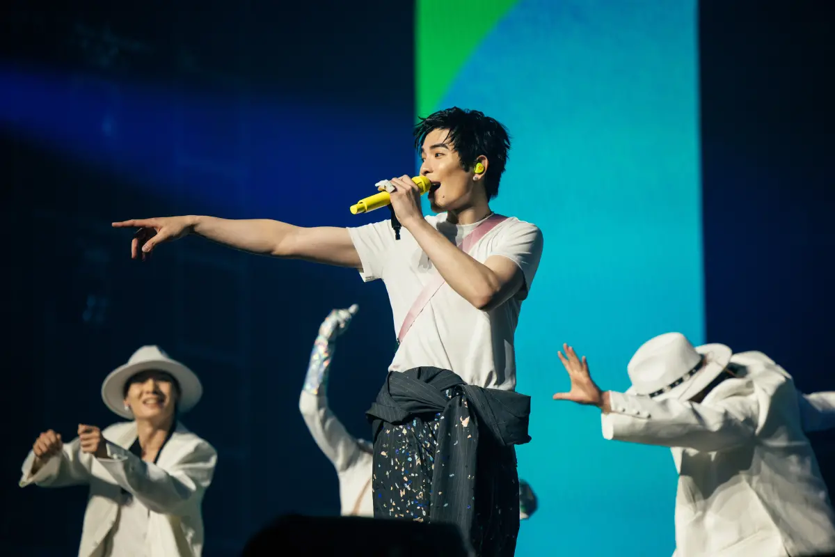 ▲蕭敬騰（如圖）唱到蔡依林〈倒帶〉時調侃周杰倫，說「周先生都不唱」，讓全場觀眾都笑翻。（圖／寬魚國際Ｘ華納音樂提供）