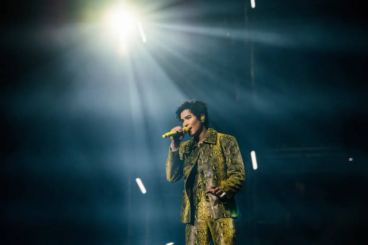 ▲蕭敬騰2025首站在澳門開唱，這是他這趟巡迴中首度帶舞團唱跳，不過後來唱到〈怎麼說我不愛你〉時，他的衣服突然繃開，露出裡面「一片肉色」。（圖／寬魚國際Ｘ華納音樂提供）