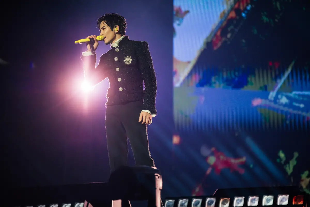 ▲蕭敬騰（如圖）在演唱會上拒絕歌迷點的「方大同的歌」，因為他現在還沒辦法聽、也沒辦法唱。（圖／寬魚國際Ｘ華納音樂提供）