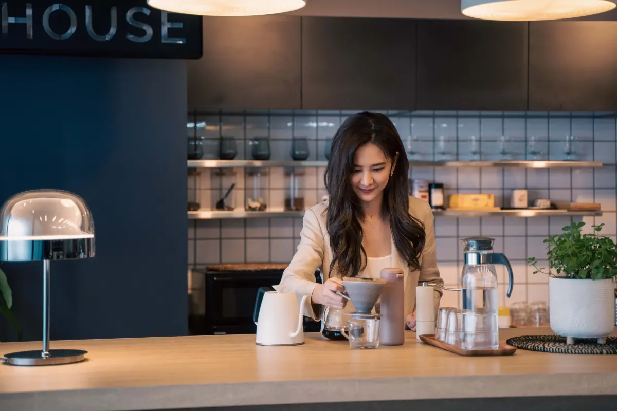 ▲安心亞（如圖）在《歡迎光臨 二代咖啡》中和蔡昌憲譜戀曲，當時是首次合作，笑喊遇到人生最大關卡。（圖／甲普國際媒體提供）