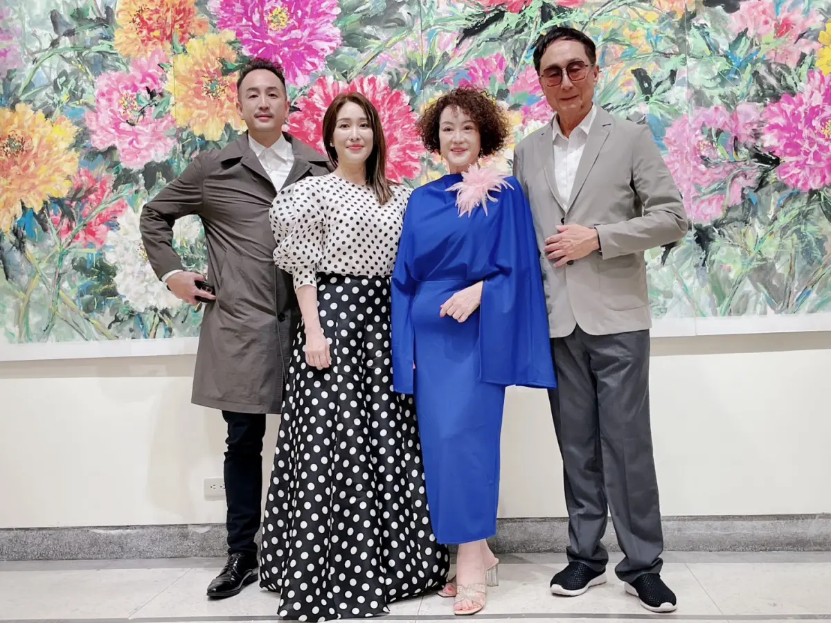 ▲韓湘琴（右2）如願在台中辦畫展，兒女唐志中（左1）、唐可珊（左2）和先生唐威（右1）現身力挺。（圖／韓湘琴提供）