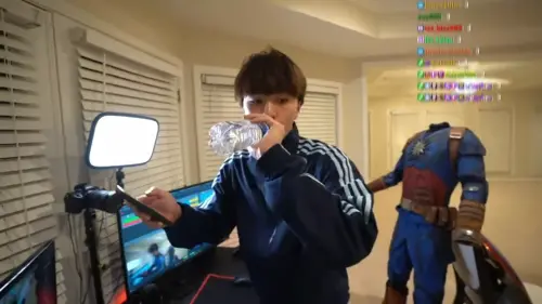 ▲Ray進行直播的地點，就是Kai為了6位實況主好友們精心準備的實況豪宅。（圖／YT@RayAsianBoy Live）
