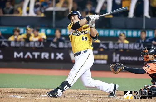 ▲王翊亘認為，中信兄弟陳俊秀面對樂天桃猿左投群，若能在代打時發揮關鍵一擊，將成為影響戰局的X因子。（圖／記者葉政勳攝，資料照）