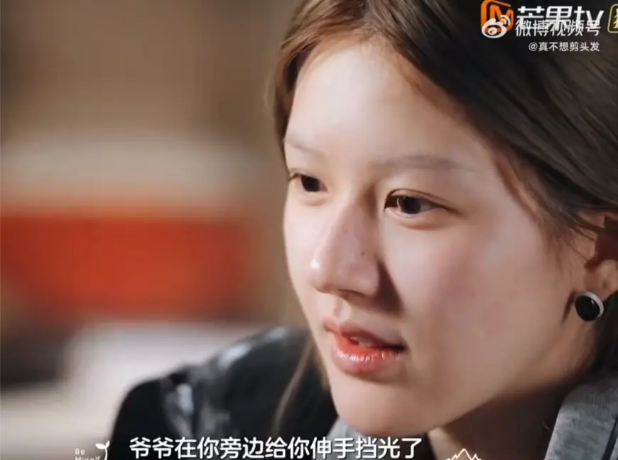 ▲趙露思在錄《小小的勇氣》時突然呆滯、說不出話，疑似是憂鬱症的腦霧反應，電視台也將該片段刪除。（圖／翻攝自微博）