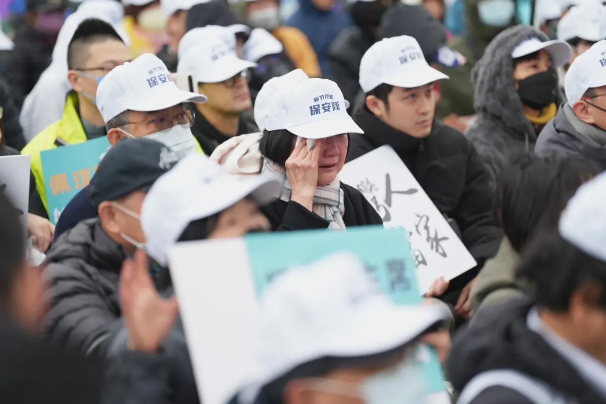 ▲民眾黨新竹宣講秀出柯文哲奔喪照片，現場小草哭成一片。（圖／民眾黨提供，2025.03.30）