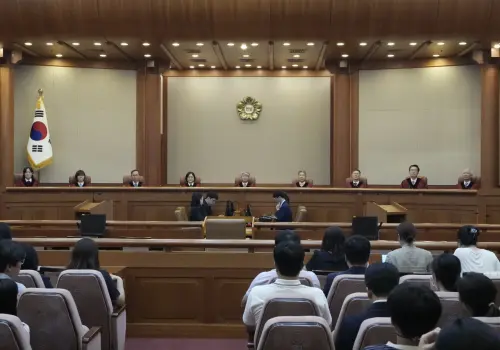 ▲韓國法院對於「臨演被集體性侵」案件堅持依法判決,讓加害者能逍遙法外,甚至向被害者家屬求償,讓網友憤怒。(圖/美聯社/達志影像) ▲韓國法院對於「臨演被集體性侵」案件堅持依法判決,讓加害者能逍遙法外,甚至向被害者家屬求償,讓網友憤怒。(圖/美聯社/達志影像)