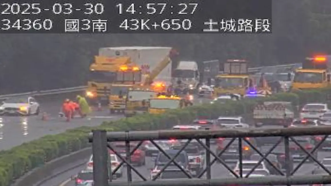 ▲國道3號土城段、北上44.1公里處，4車連環追撞，造成3人輕傷。（圖／翻攝自高速公路資訊網官網）