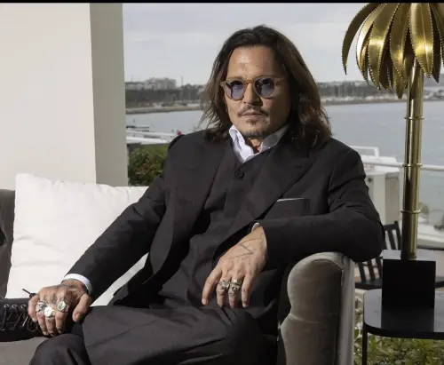 ▲強尼戴普（如圖）被前妻安柏赫德貼上「家暴男」標籤，迪士尼、華納等大公司巨片火速和他切割，就算到現在他在法庭上打官司大贏安柏，也還沒有好萊塢的大製作巨片對他提出邀約。（圖／美聯社／達志影像）