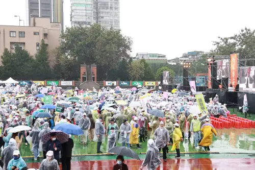 民進黨 ▲民進黨今日到板橋舉辦「人民是頭家」宣講,新北市黨部主委蘇巧慧喊出現場萬人到場。(圖/記者吳翊緁攝,2025.03.30)