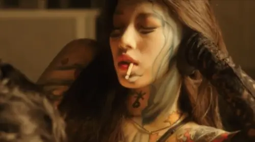 ▲秀智在《REAL》中出演會抽菸的刺青師。（圖／摘自電影《REAL》片段）