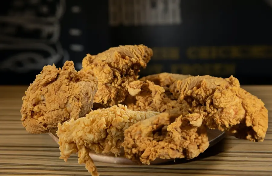 ▲炸雞控爽吃「德州美墨炸雞」歡慶12週年、迎接4月清明兒童連假優惠，「週慶炸雞桶」6塊399元、「兒童節快樂」雞柳條；德克士炸雞全新開賣「黑金脆皮手槍腿」，最便宜8折嚐鮮一次整理。（圖／德州美墨炸雞提供）