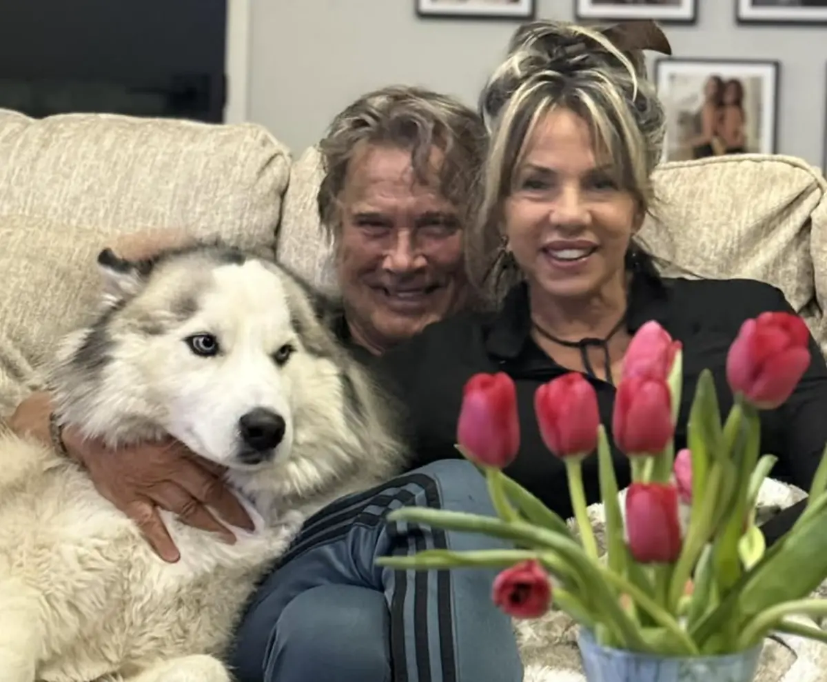 ▲75歲澳洲傳奇動作男星李察諾頓（左）在墨爾本家中去世，享壽75歲，妻子茱蒂發文悼念，稱自己失去了一切，且整個被擊垮，心情相當難過。（圖／摘自IG）