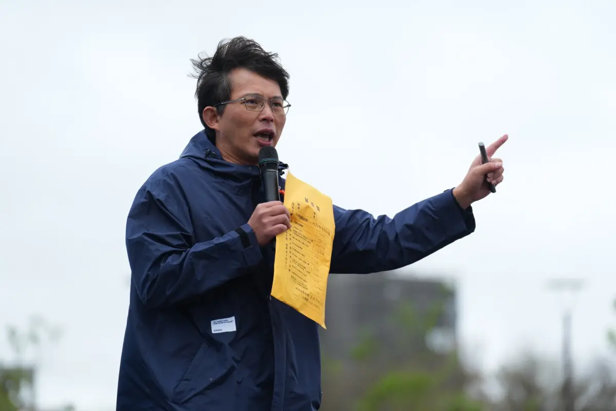 ▲民眾黨主席黃國昌聆聽柯文哲開庭後透露，彭振聲、邵琇珮是在檢察官恐嚇下才認罪。（圖／民眾黨提供）