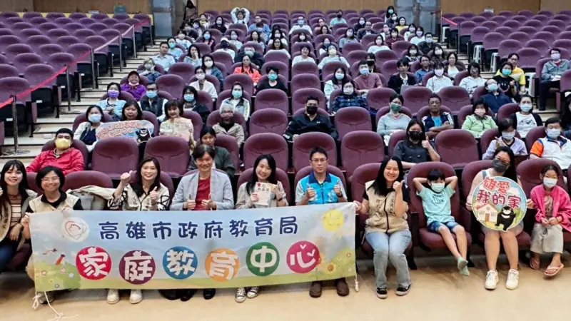 ▲高市府教育局家庭教育中心今（29）日舉辦「數位教養新思維～家長該跟上腳步的事」親職教育講座。（圖／高市府教育局提供）