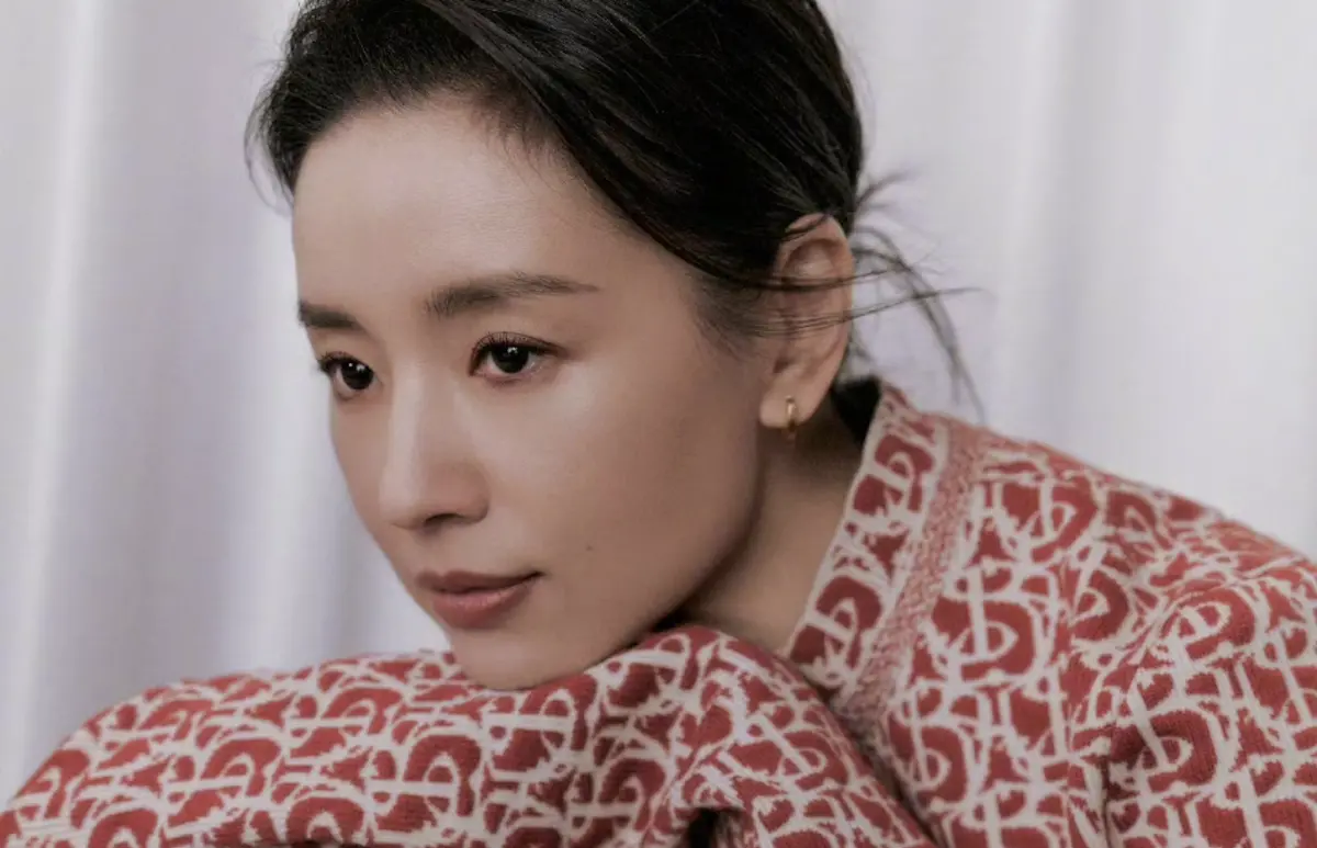 ▲董潔（如圖）剛出道時曾受到梁朝偉的幫助，不過後來陷入偷腥醜聞形象重挫，近年靠著直播帶貨賺翻。（圖／翻攝自微博）