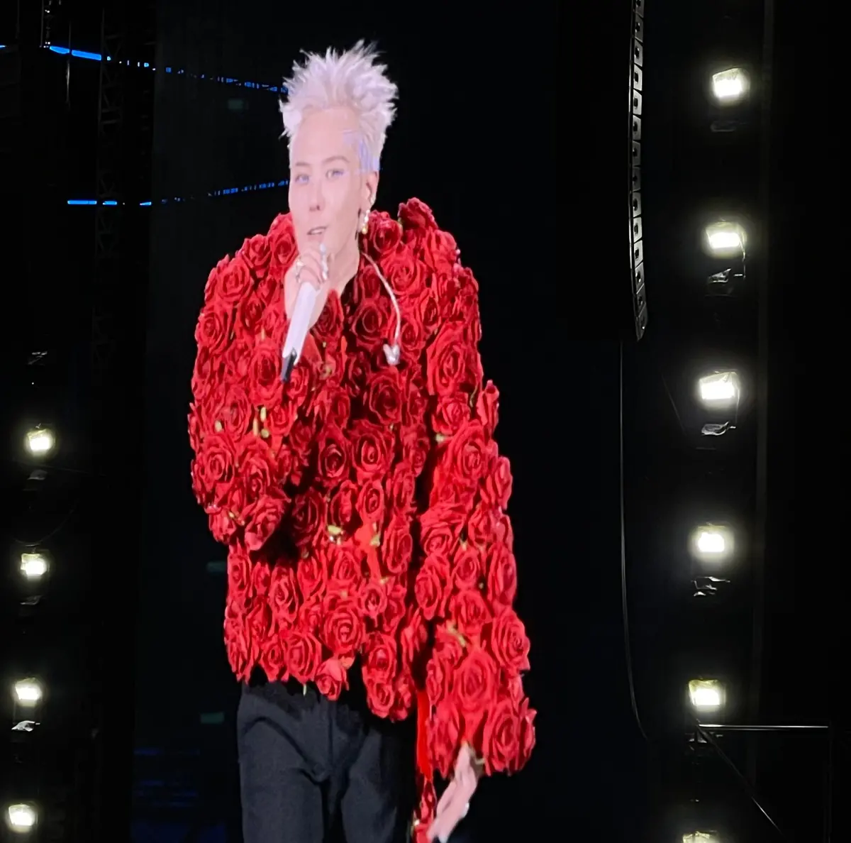 ▲G-Dragon（GD）睽違8年終於回歸，他在29日的首爾場演唱會上罕見提到這段期間發生的事情，讓人聯想到BIGBANG五人變三人、按讚金秀賢相關貼文等，勇敢的面對以及大方在各國媒體前侃侃而談，讓人發現他真的與過去很不一樣。（圖／讀者提供）