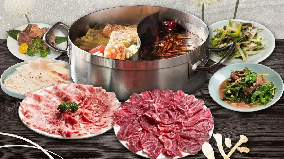 ▲入選台灣《米其林指南》的台南安平名店「牛五蔵」溫體牛火鍋，遭民眾爆料無菜單燒烤貴爆！烤肉一盤5500元、12片櫛瓜880元，在社群Threads發文勸世獲破萬網友按讚認同，業者對此也回應了。（圖／翻攝自牛五蔵FB）