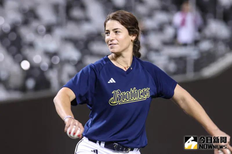 ▲中信兄弟打擊教練莎菈賽前進行餵球。（圖／記者朱永強攝）