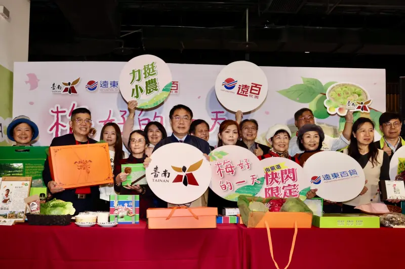 ▲臺南市長黃偉哲今天前往桃園行銷臺南農特產，讓北部民眾一同享受新鮮直送的春天美味。希望能獲得民眾青睞全數賣光！(圖／南市府提供)