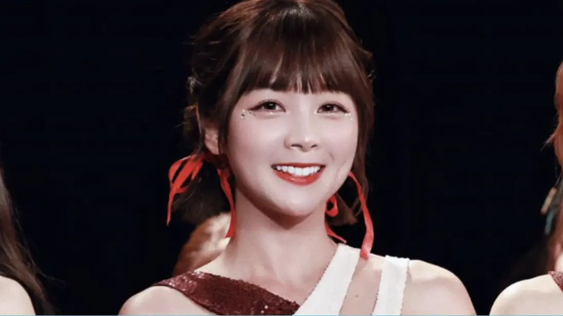 ▲樂天桃猿原訂今（30）日為新球季舉行開幕戰，怎料因天候不佳被迫延賽，「推進隊長」籃籃失落直呼：「心情down到了谷底！」而MC主持巫苡萱竟下秒被約去打麻將。（圖／翻攝自籃籃臉書）