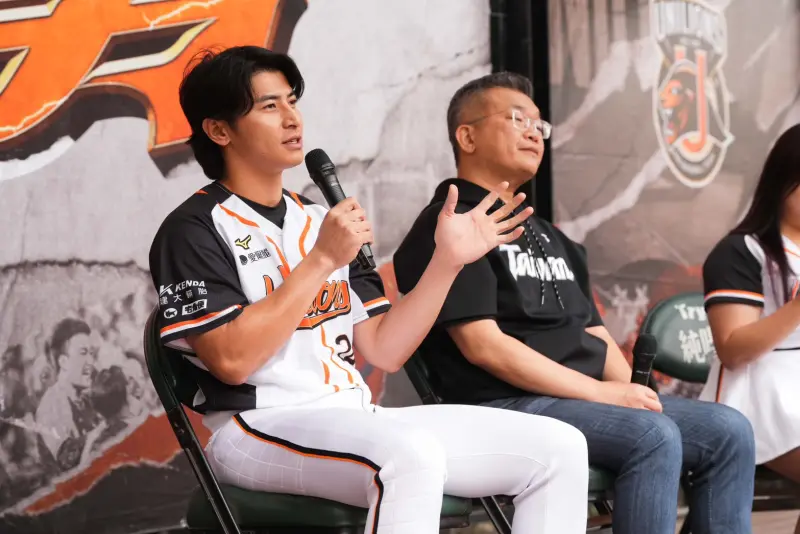 ▲陳傑憲、蔡其昌於統一獅台南開幕戰前「總機連憲」對外進行訪談，陳傑憲談10年2億大約對自己的意義，就算面對低潮，也會相信自己。（圖／統一獅提供）