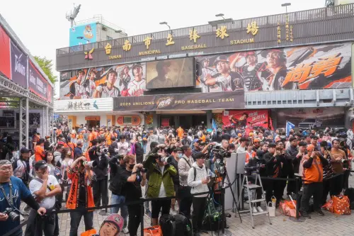 ▲「總機連憲」舉辦在統一獅台南開幕戰前的下午時段，吸引大批球迷前來朝聖。（圖／統一獅提供）
