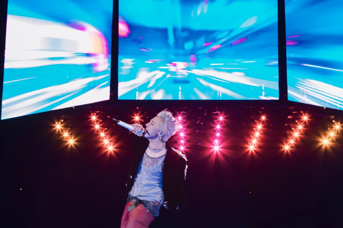 ▲G-Dragon（GD）在「Übermensch」2025首爾演唱會上，送上許多經典歌曲，《Heartbreaker》、《少年啊》旋律一下，歌迷掀起回憶殺。（圖 / Galaxy Corporation）