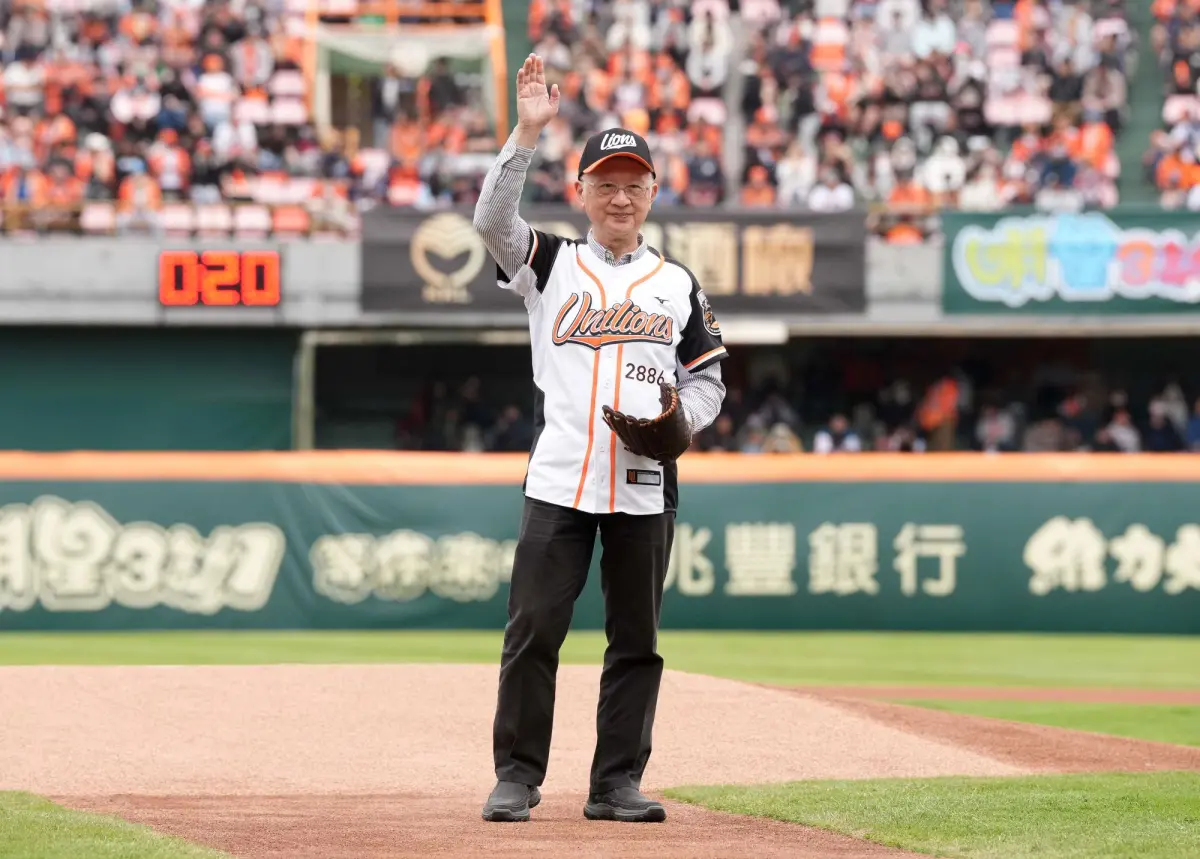 ▲力挺聯名夥伴！兆豐銀行董事長董瑞斌今（30）日特地前往台南棒球場擔任統一獅棒球隊主場開球嘉賓。（圖／兆豐銀行提供）